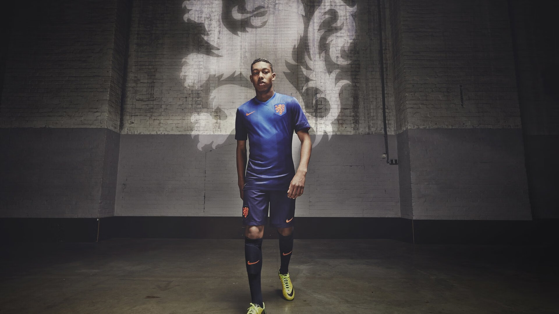 女子足球队主教练接受专访分享执教理念，国家女子足球队主教练